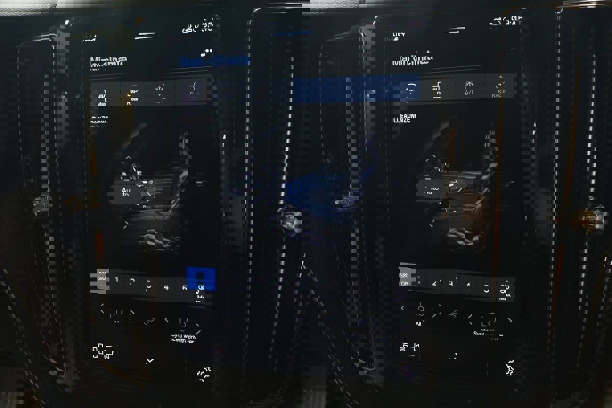 Used 2022 Volvo XC60 B5 Momentum image 33