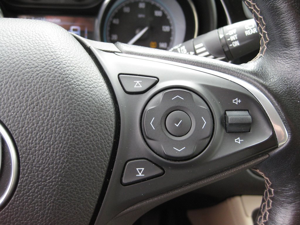 Used 2017 Buick Envision Essence FWD image 18
