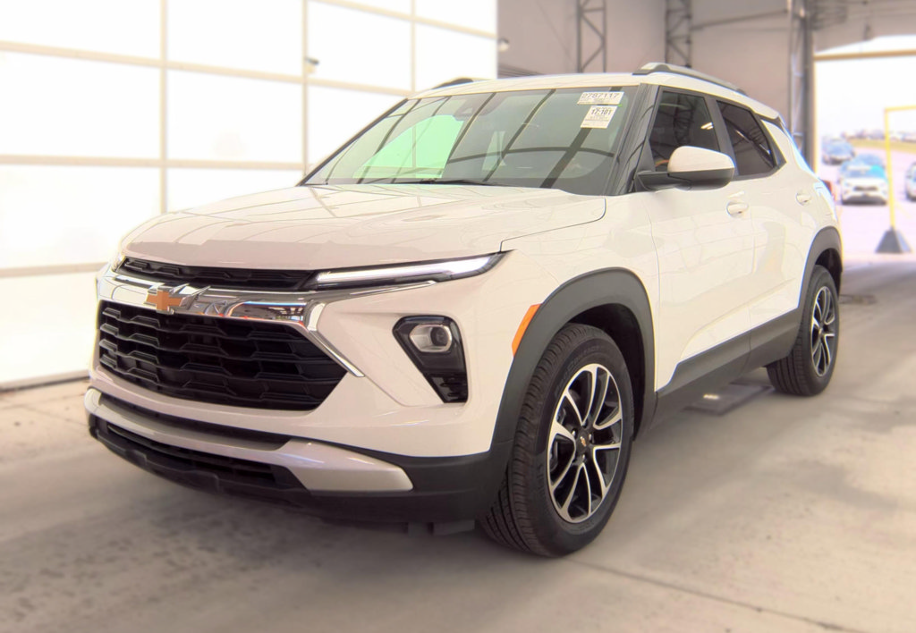 Used 2025 Chevrolet TrailBlazer LT FWD image 2