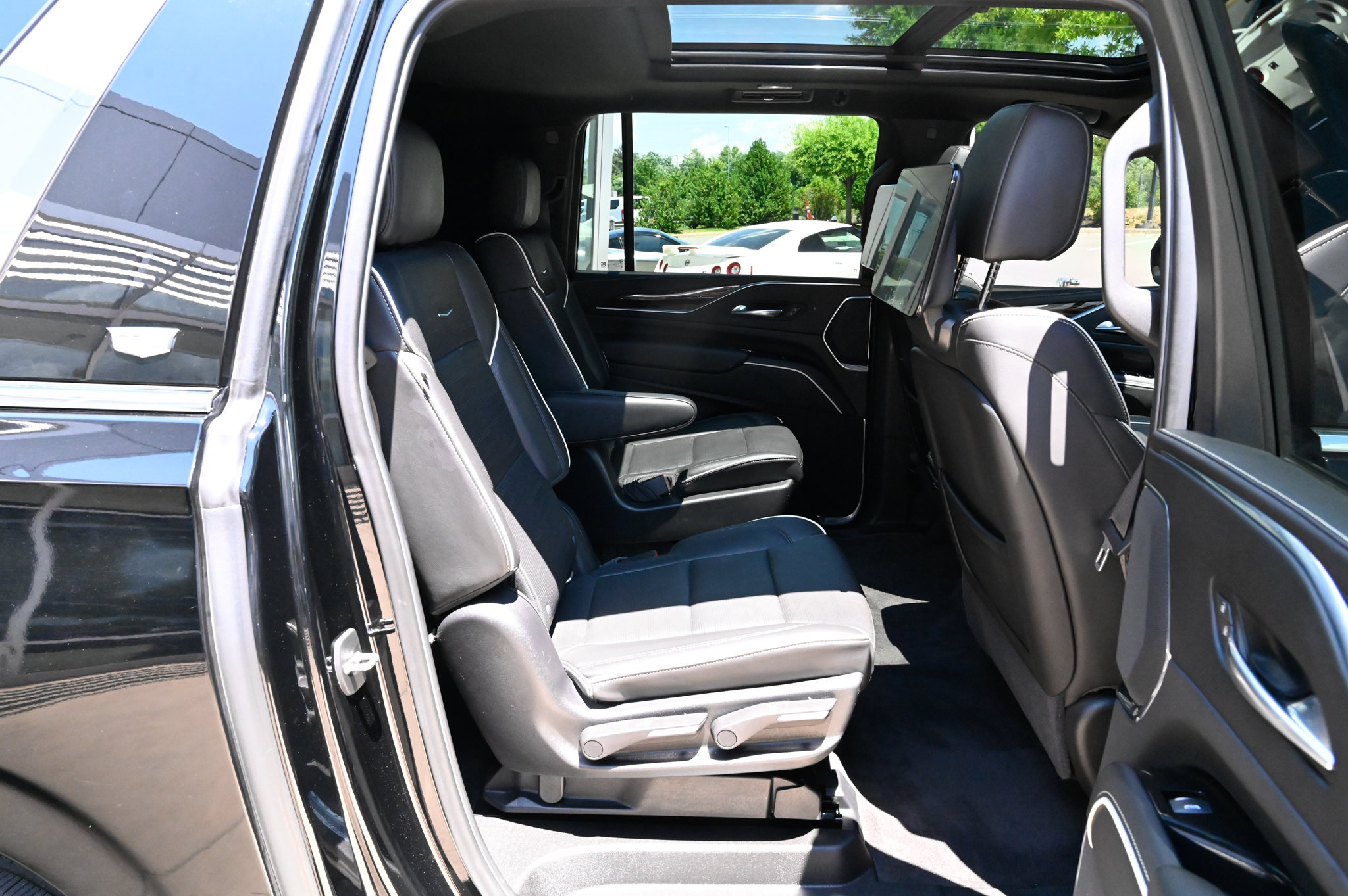 Used 2021 Cadillac Escalade ESV Premium Luxury AWD/4WD image 46