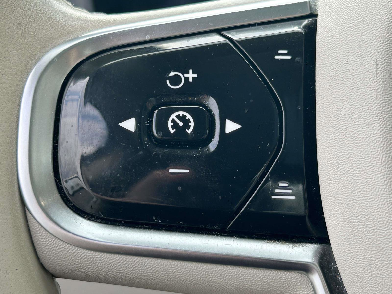 Certified 2023 Volvo XC60 B5 Plus w/ Climate Package image 23