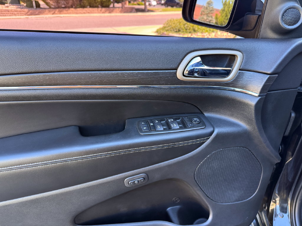 Used 2015 Jeep Grand Cherokee Limited w/ Luxury Group II AWD/4WD image 18