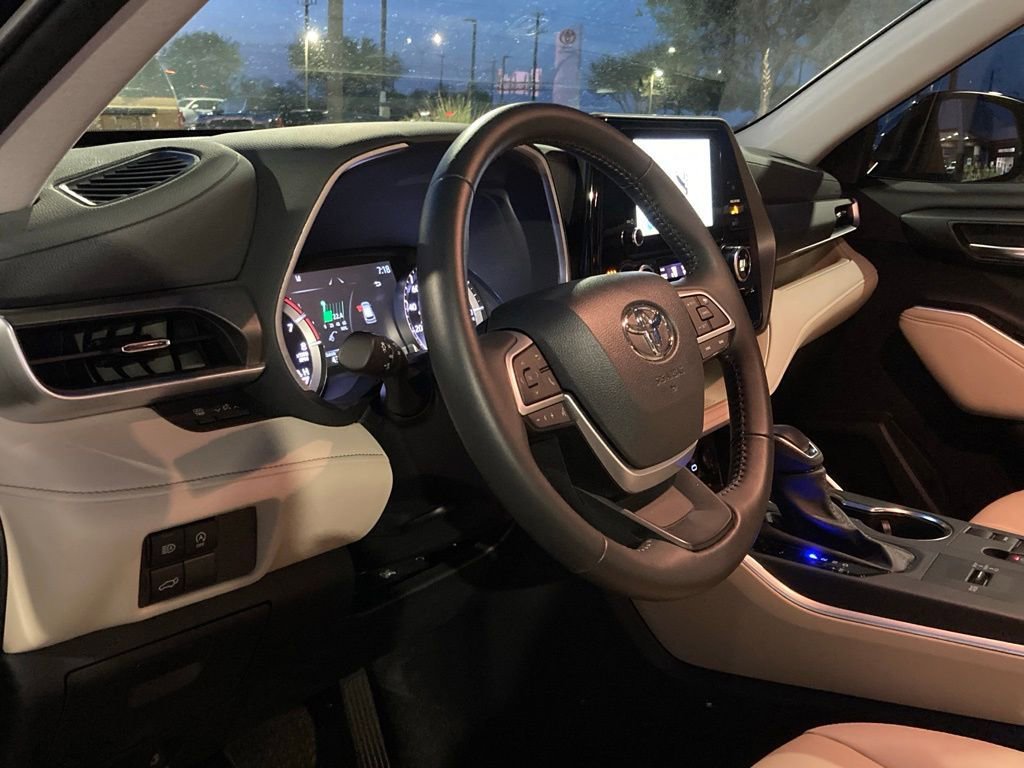Certified 2025 Toyota Highlander XLE image 9