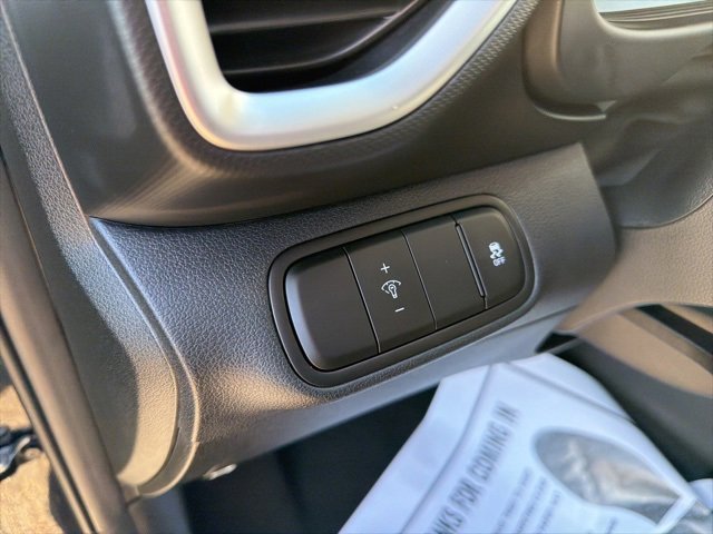 Certified 2025 Hyundai Venue SE image 18