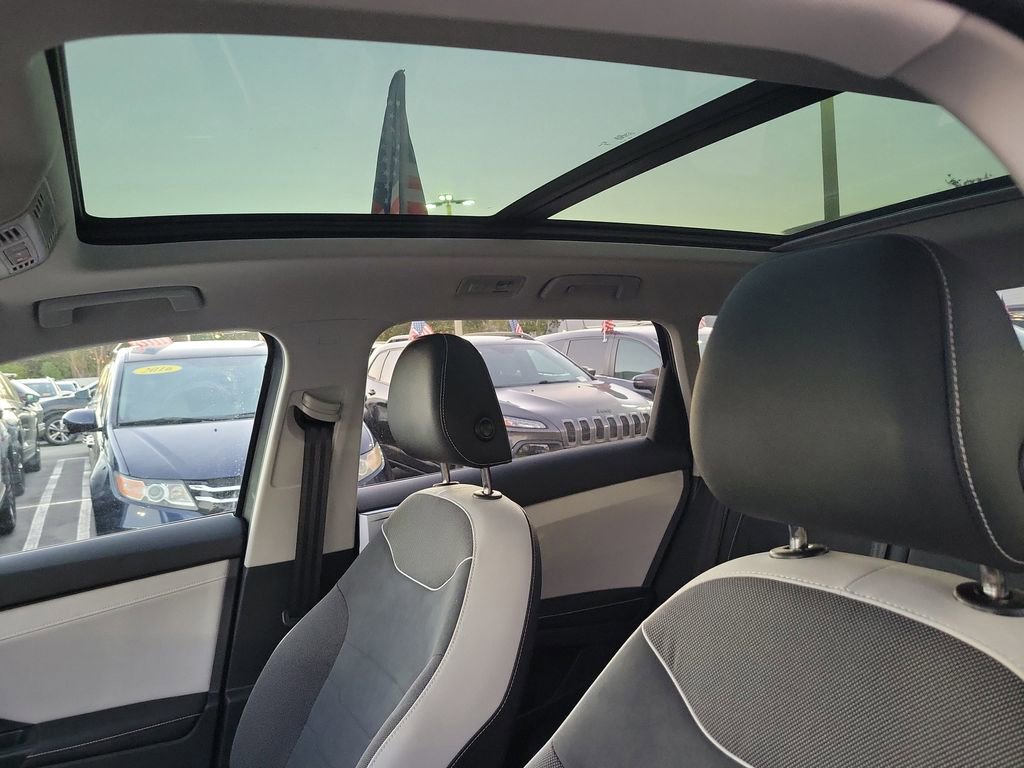 Used 2025 Volkswagen Taos SE w/ Panoramic Sunroof Package image 15