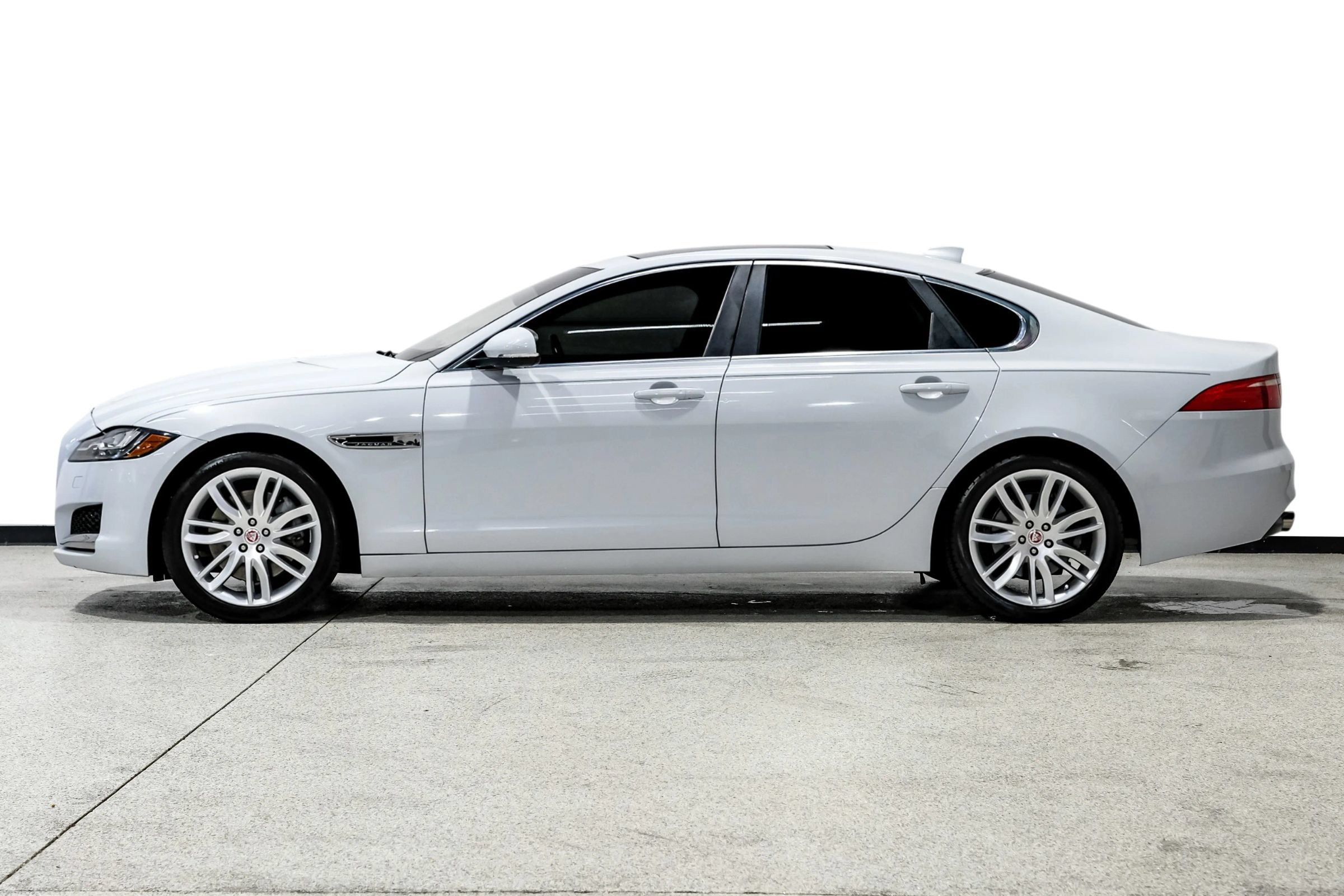 Used 2018 Jaguar XF Portfolio RWD image 9