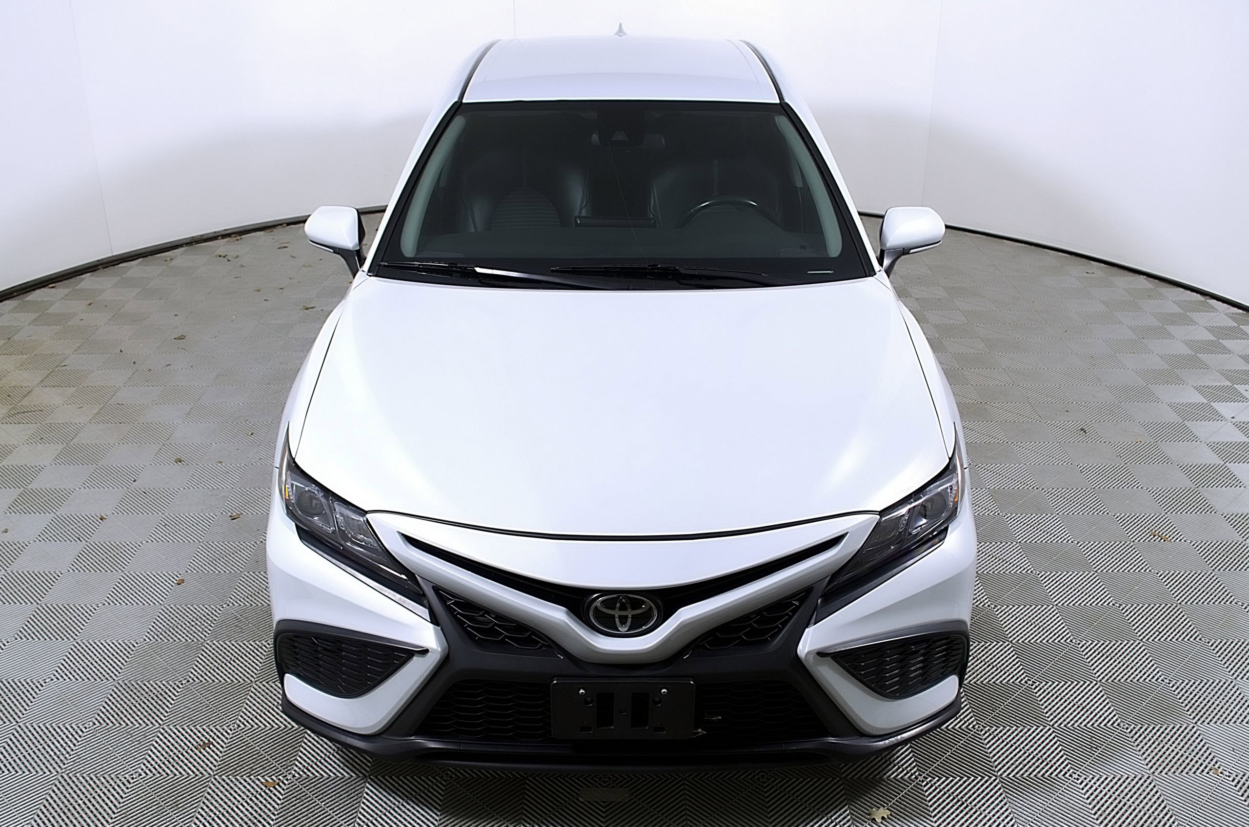 Used 2023 Toyota Camry SE image 4
