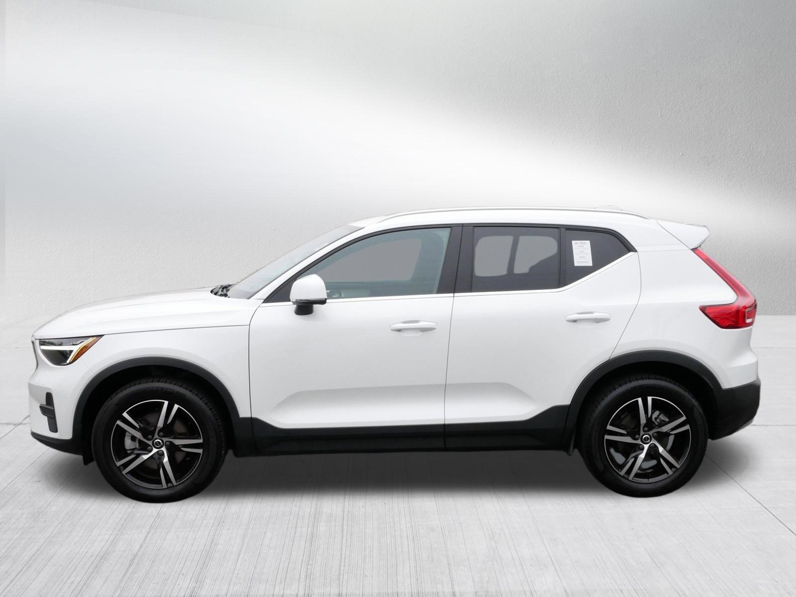 Used 2025 Volvo XC40 B5 Core AWD/4WD image 4
