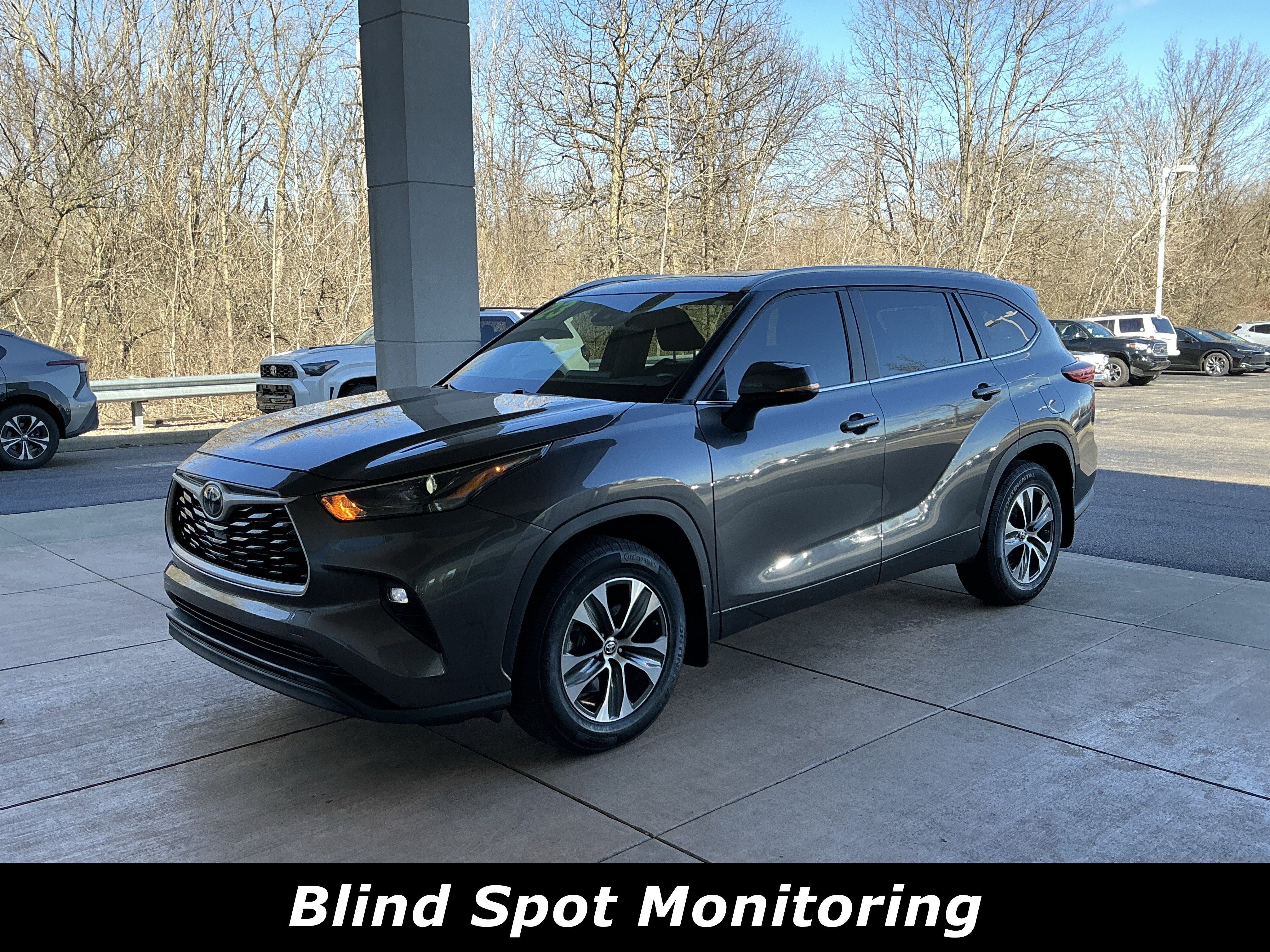 Used 2023 Toyota Highlander XLE image 3