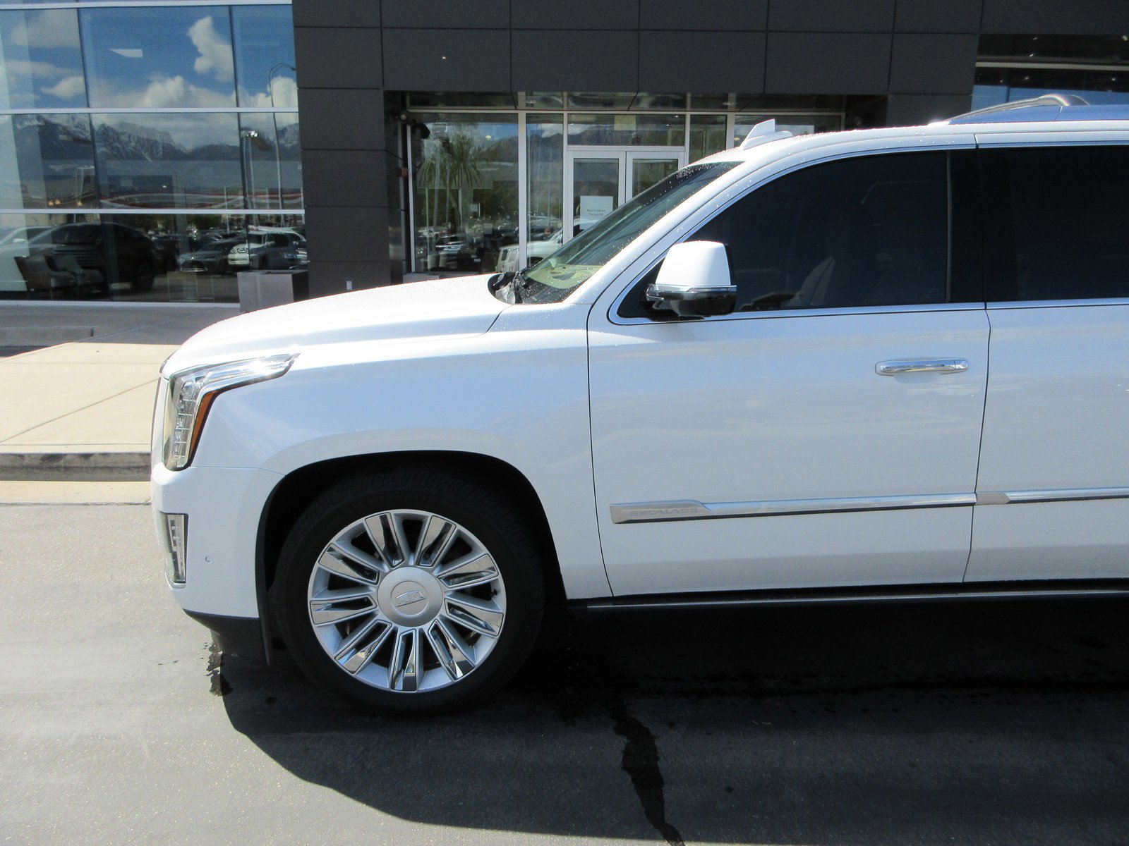 Used 2019 Cadillac Escalade Platinum image 2