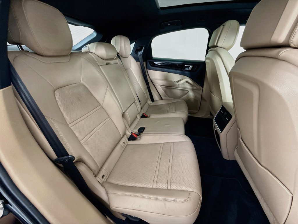Certified 2023 Porsche Cayenne Coupe AWD/4WD image 28