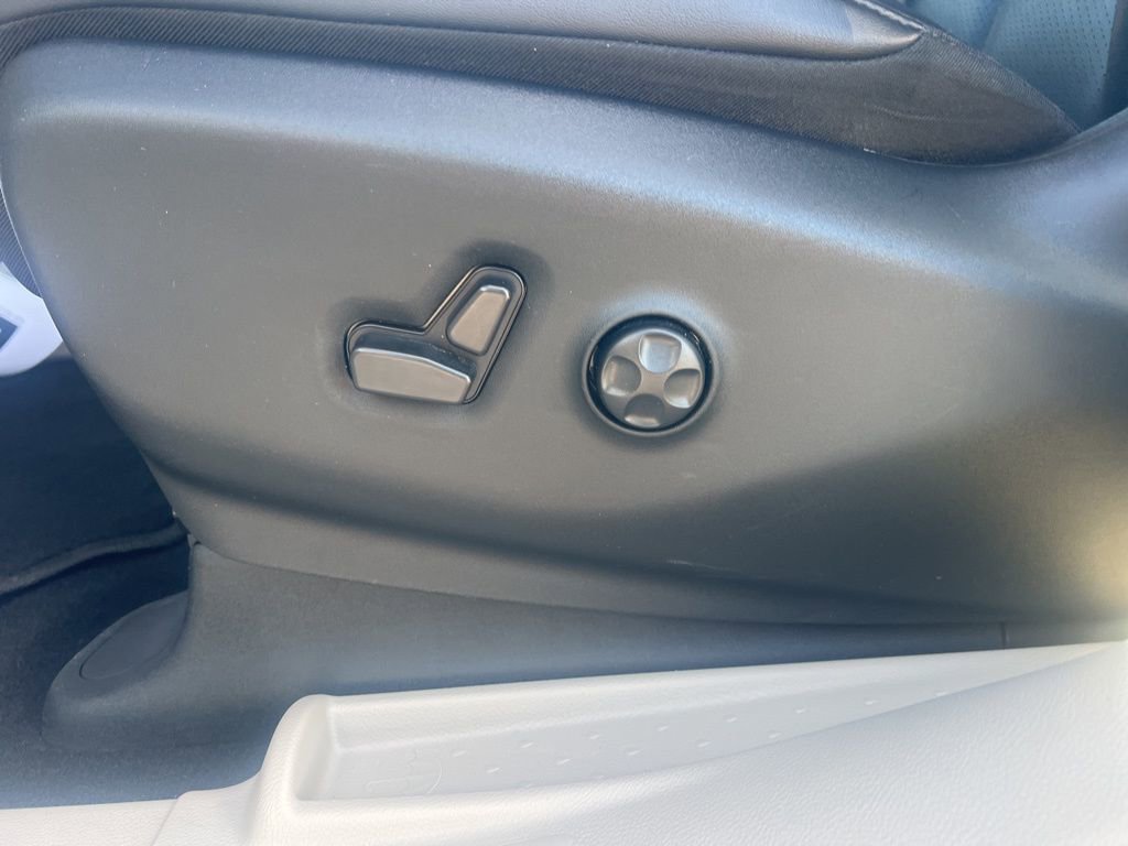 Used 2024 Chrysler Pacifica Touring-L image 23