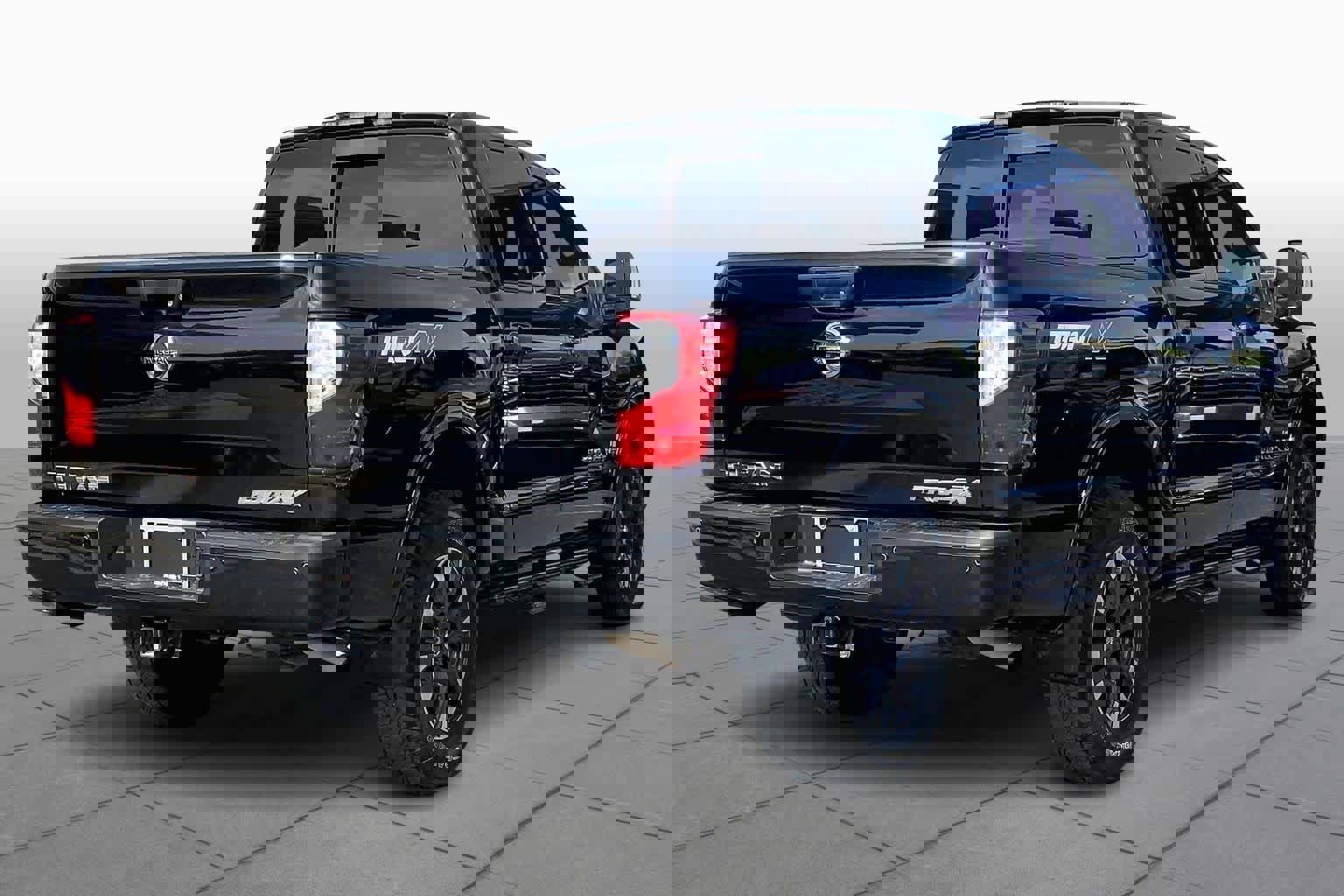 Used 2018 Nissan Titan PRO-4X w/ Pro-4x Utility Package image 13