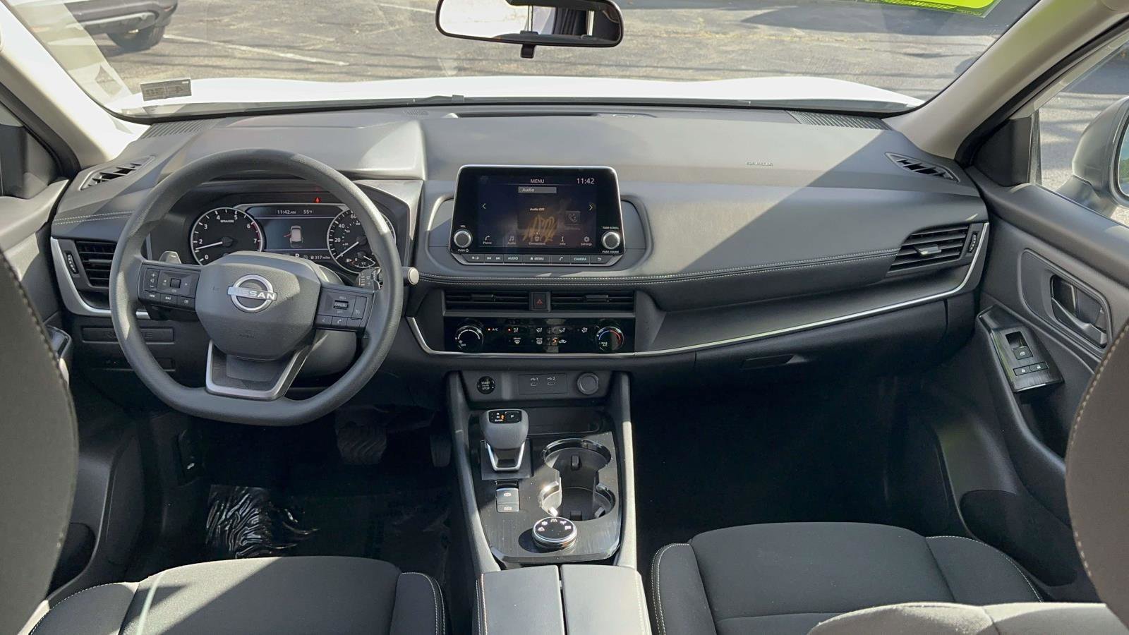 Used 2025 Nissan Rogue S image 12