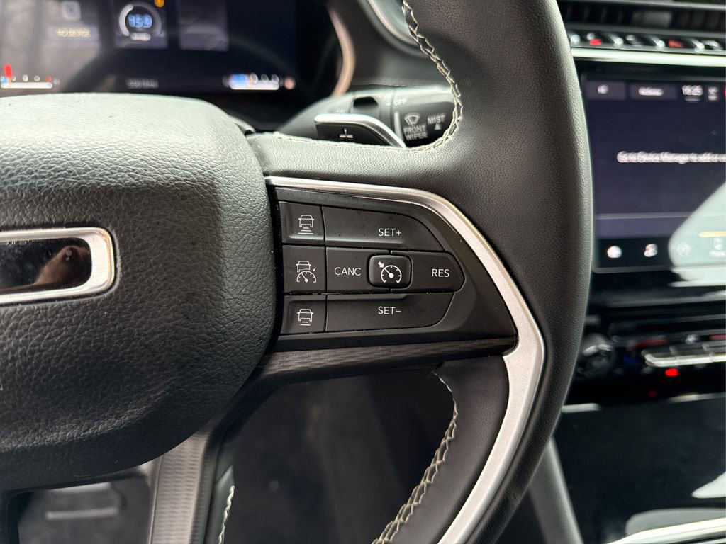 Used 2023 Jeep Grand Cherokee L Laredo image 25