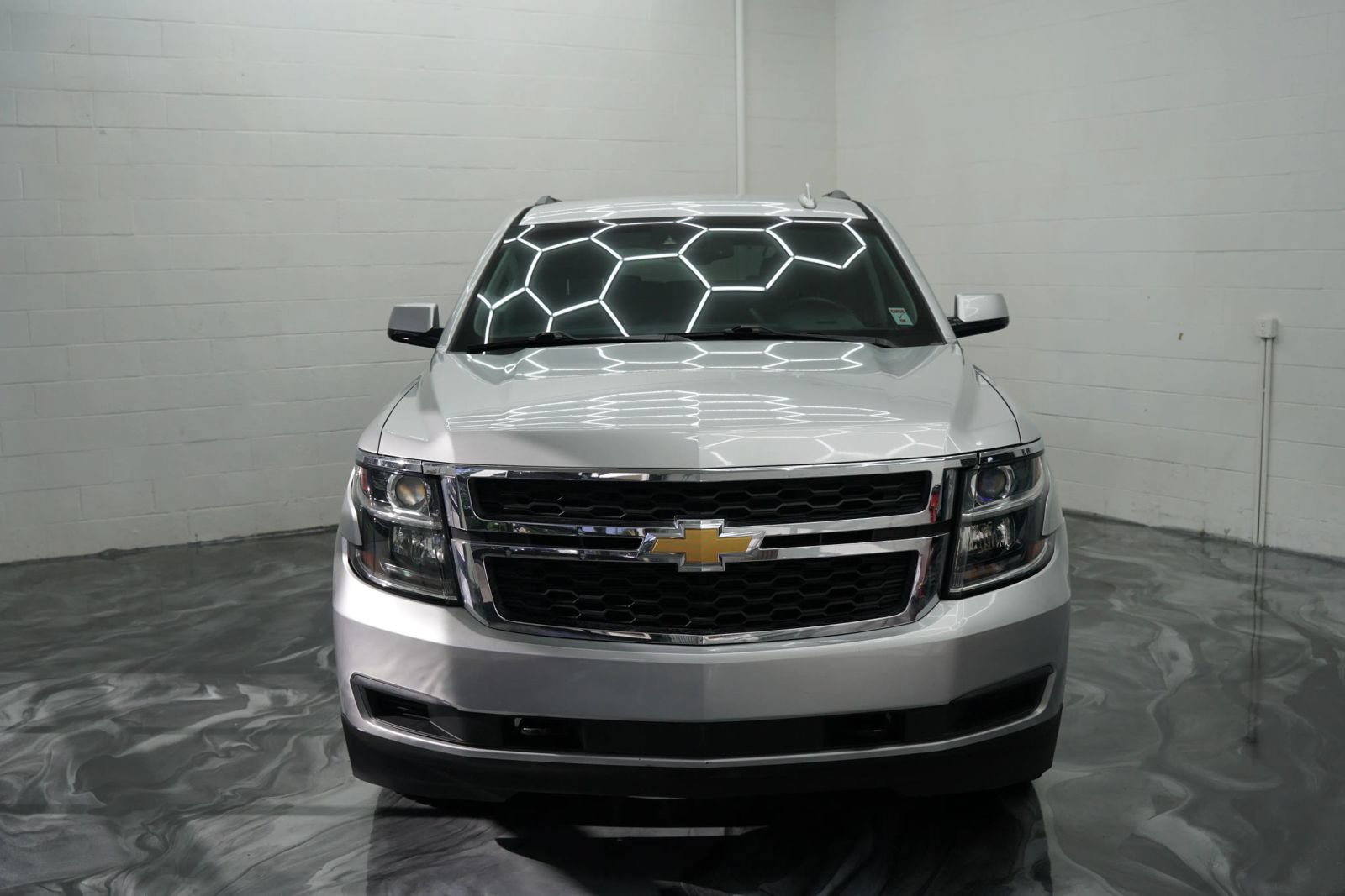 Used 2017 Chevrolet Suburban LT RWD image 2