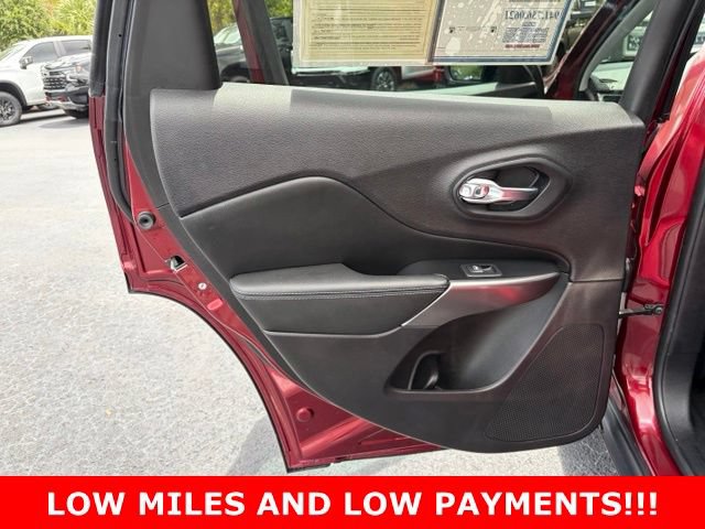 Used 2020 Jeep Cherokee Latitude FWD image 13