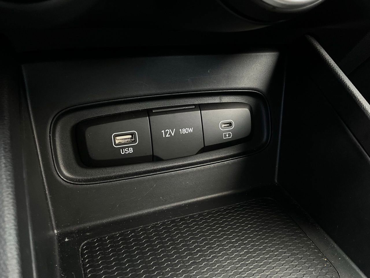 Used 2025 Hyundai Venue SEL image 25