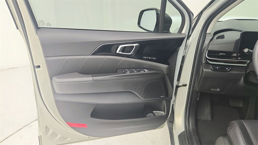 Used 2025 Kia Carnival SX Prestige image 28