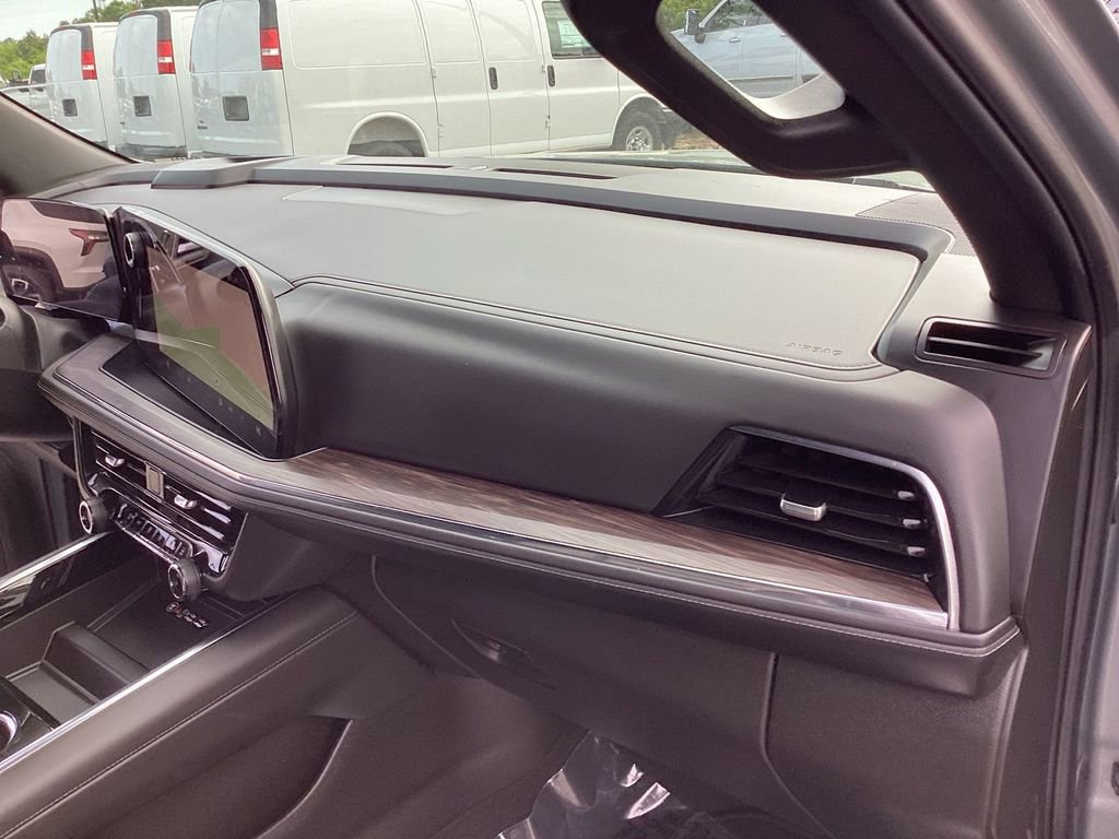 Used 2025 Chevrolet Suburban Z71 AWD/4WD image 18