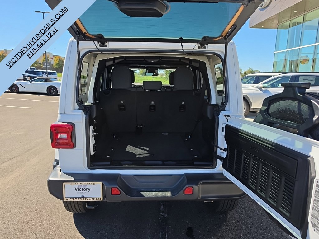 Used 2025 Jeep Wrangler Unlimited Sahara AWD/4WD image 29