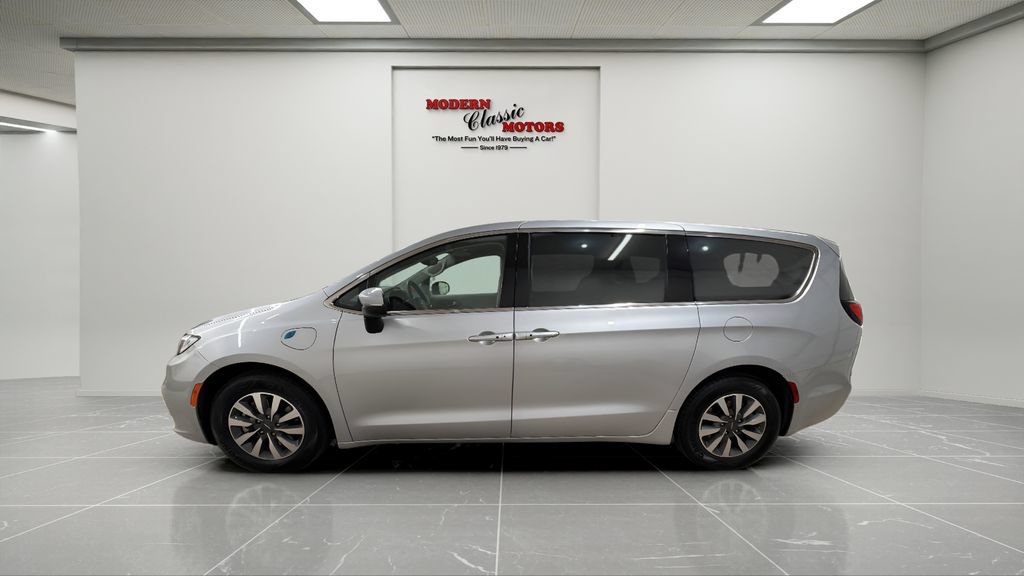 Used 2023 Chrysler Pacifica Touring-L FWD image 2