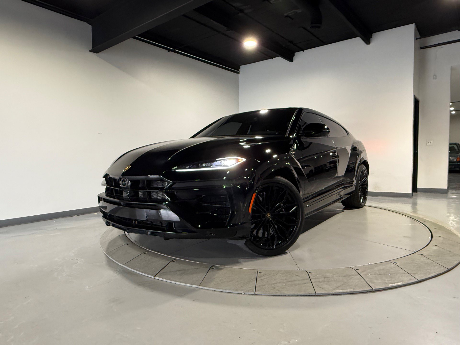 Used 2025 Lamborghini Urus SE AWD/4WD image 2