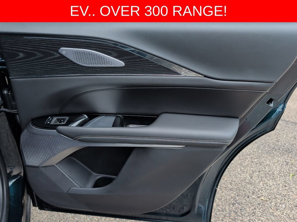 Used 2024 Cadillac Lyriq Luxury AWD/4WD image 34