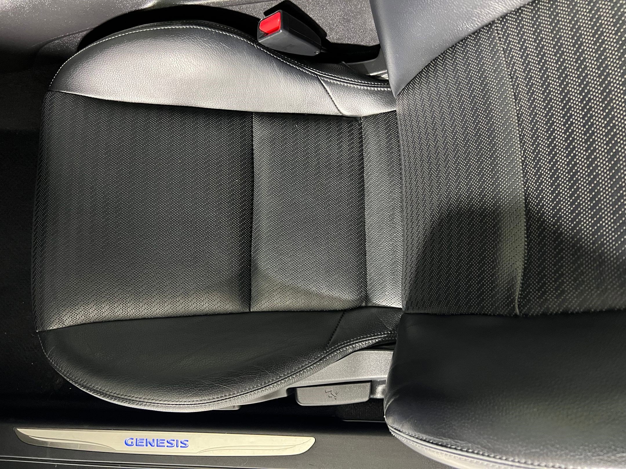 Used 2013 Hyundai Genesis 3.8 image 26