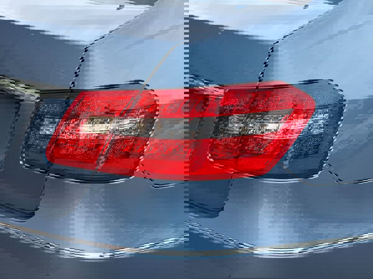 Used 2011 Mercedes-Benz E 550 Sedan image 17