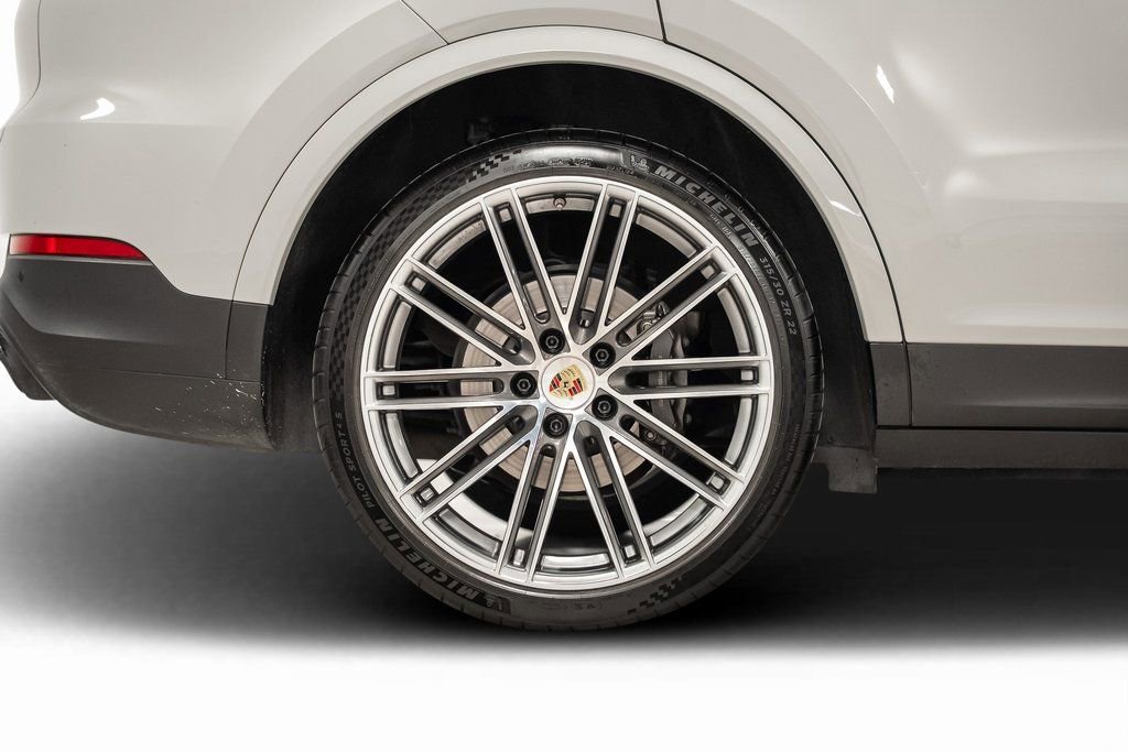 Used 2023 Porsche Cayenne Platinum Edition image 27
