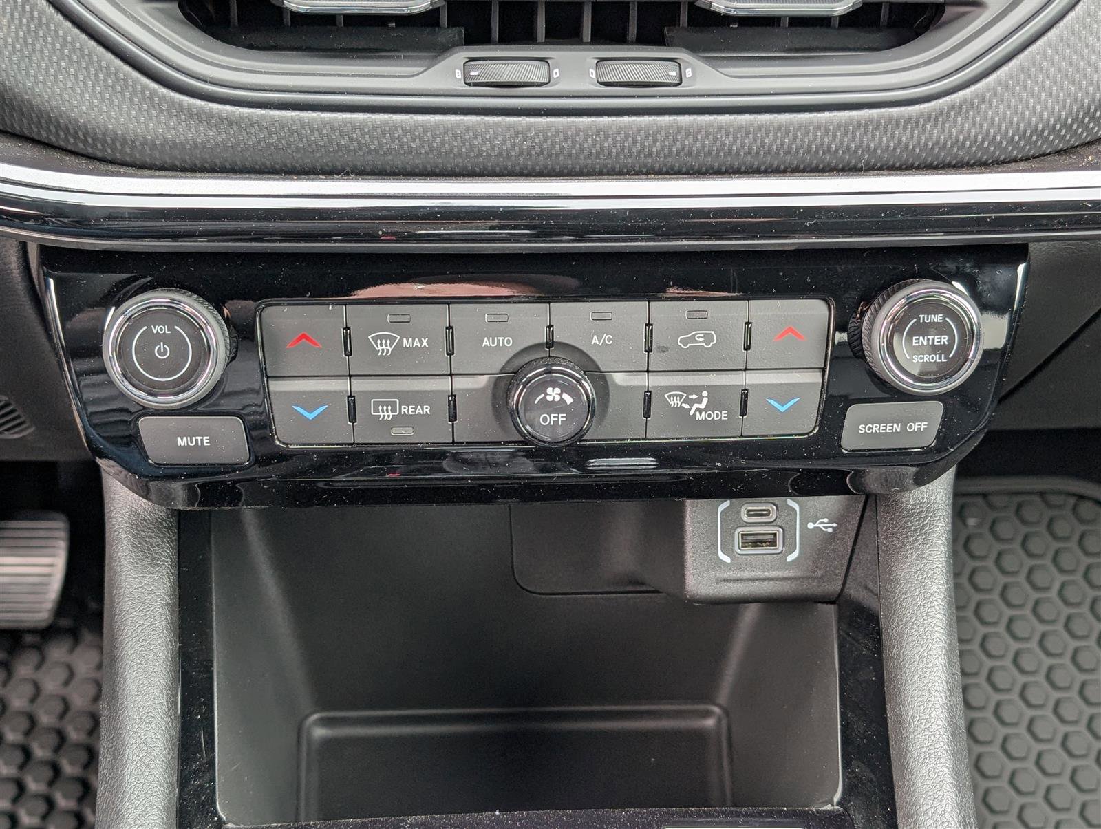 New 2025 Jeep Compass Latitude w/ Sun & Sound Group AWD/4WD image 22