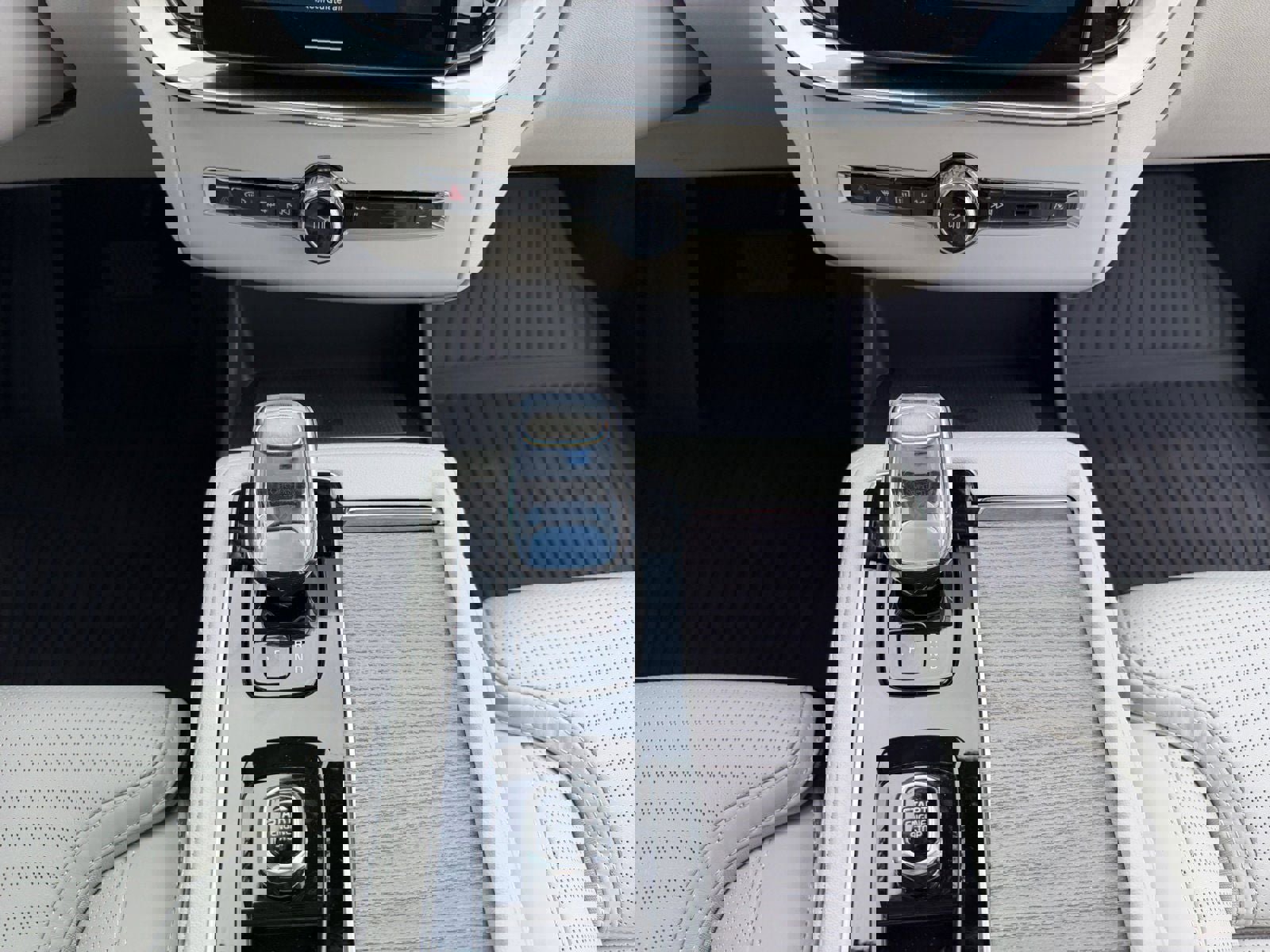 New 2026 Volvo XC90 T8 Ultra w/ Protection Package Premier image 11