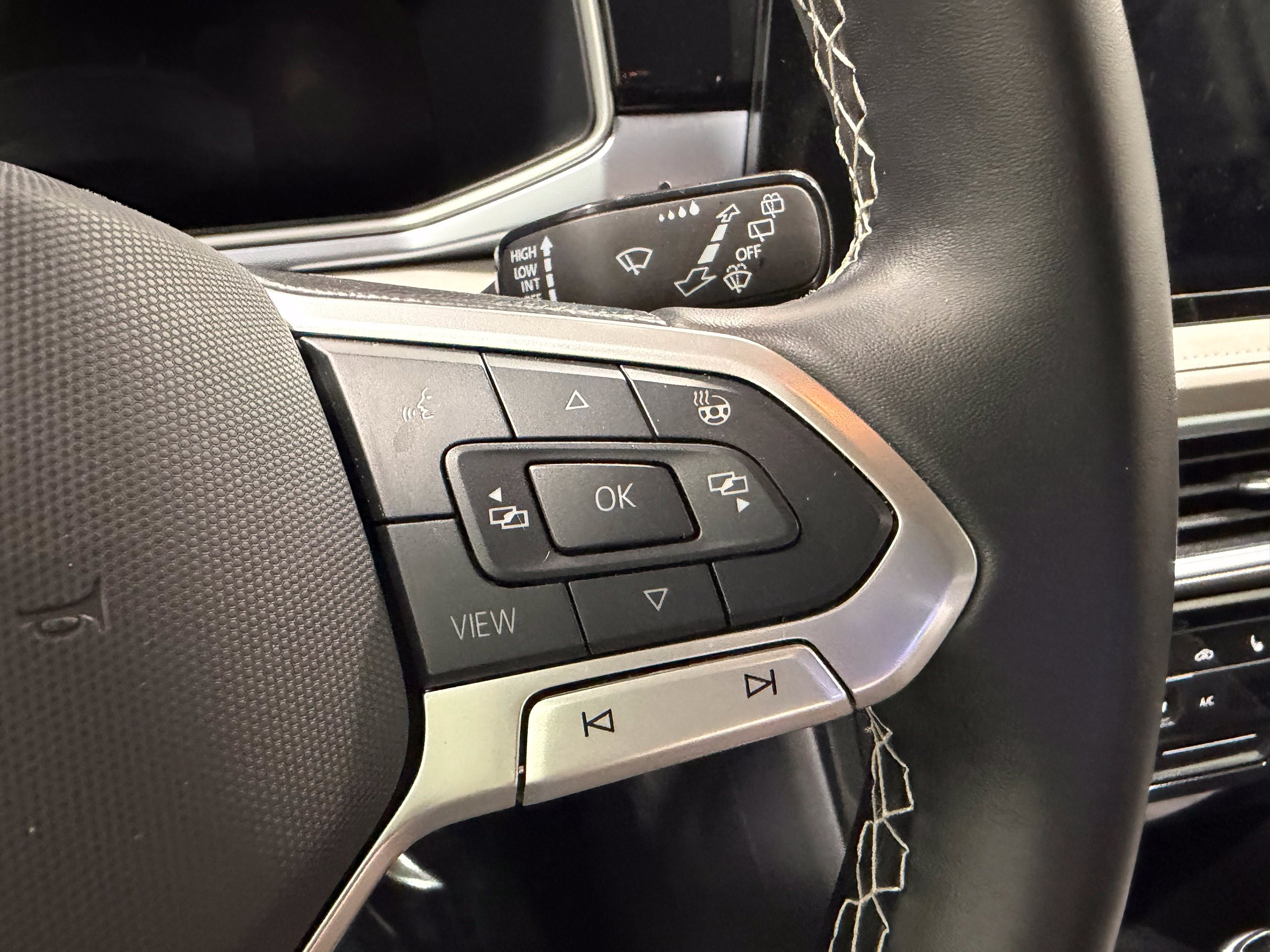 Certified 2025 Volkswagen Taos SE FWD image 36