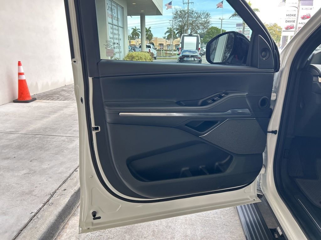 Used 2025 Lincoln Navigator Reserve w/ Jet Appearance Package image 50