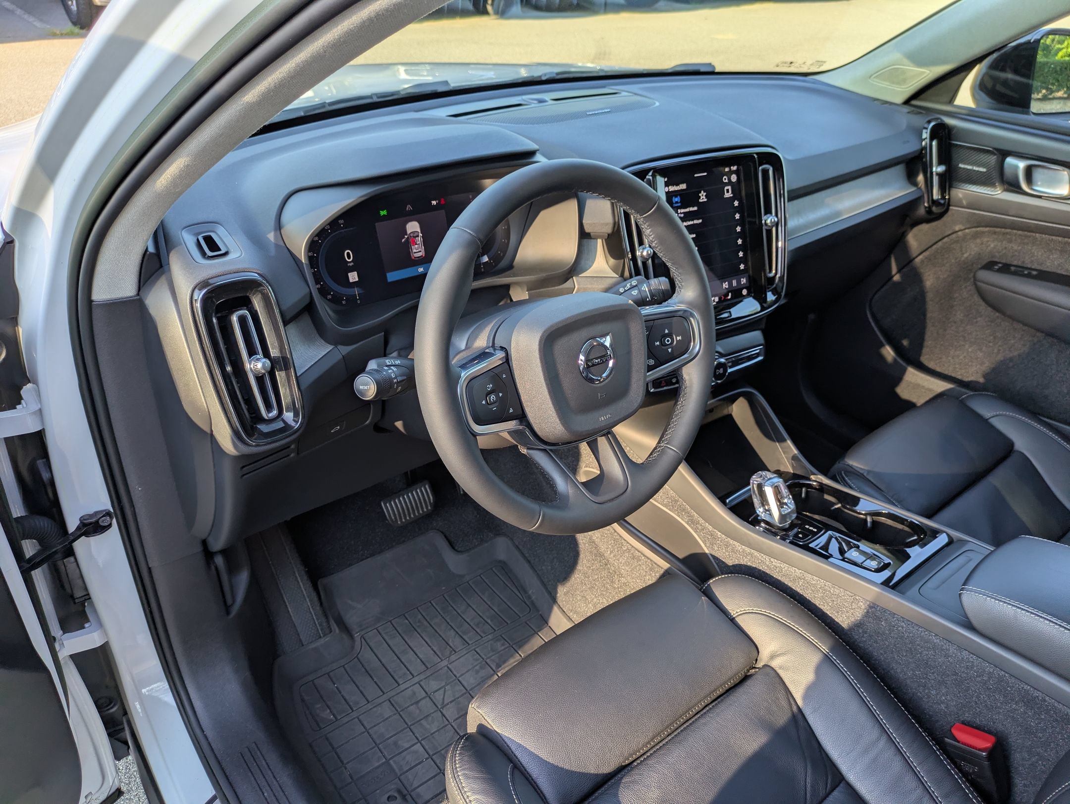 Used 2023 Volvo XC40 B4 Ultimate FWD image 14