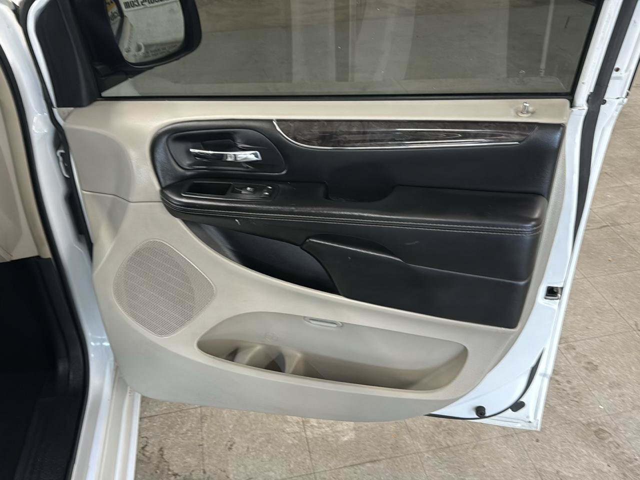 Used 2015 Chrysler Town & Country Touring FWD image 57
