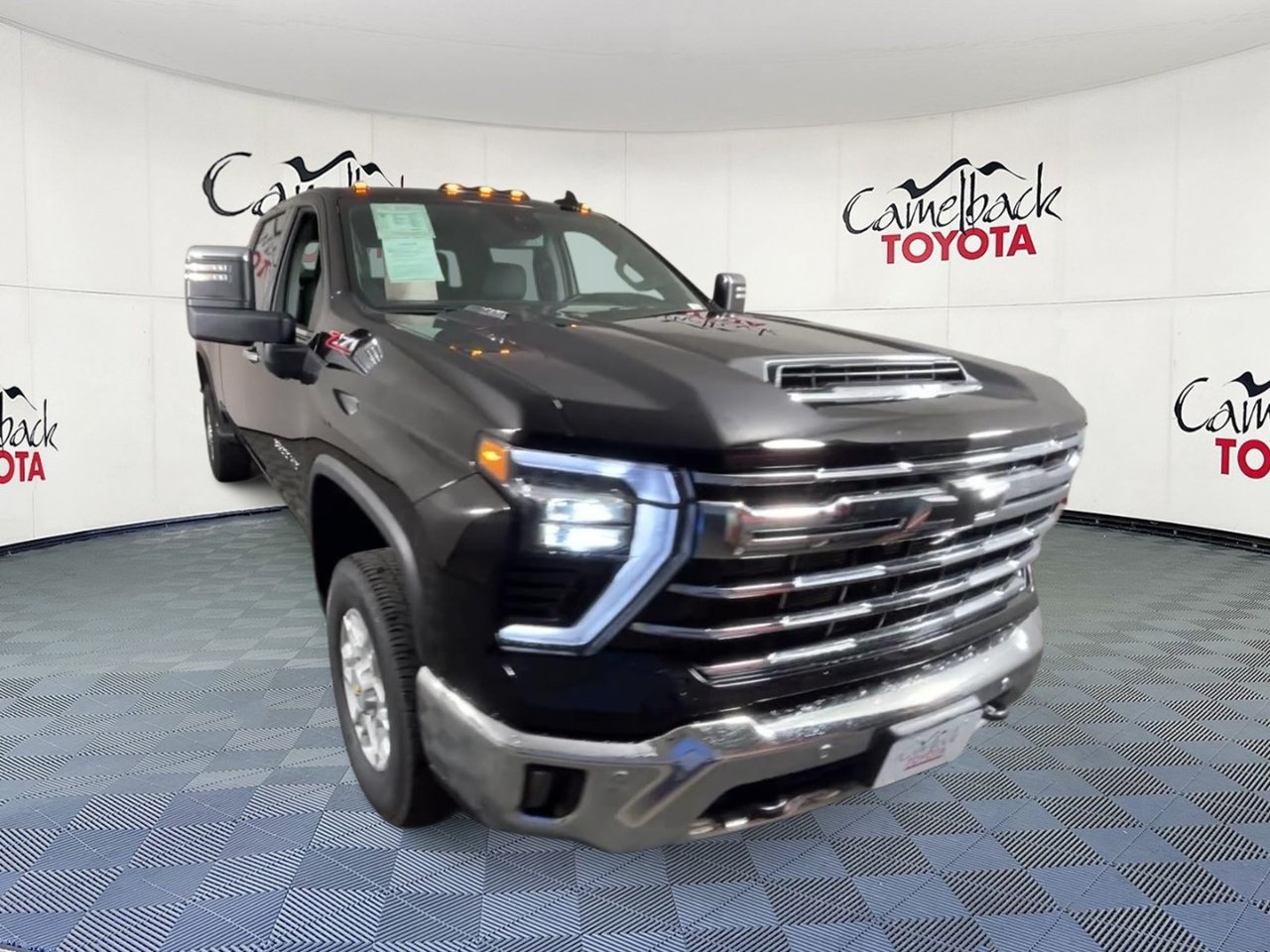 Used 2025 Chevrolet Silverado 3500 LTZ w/ LTZ Convenience Package AWD/4WD image 4