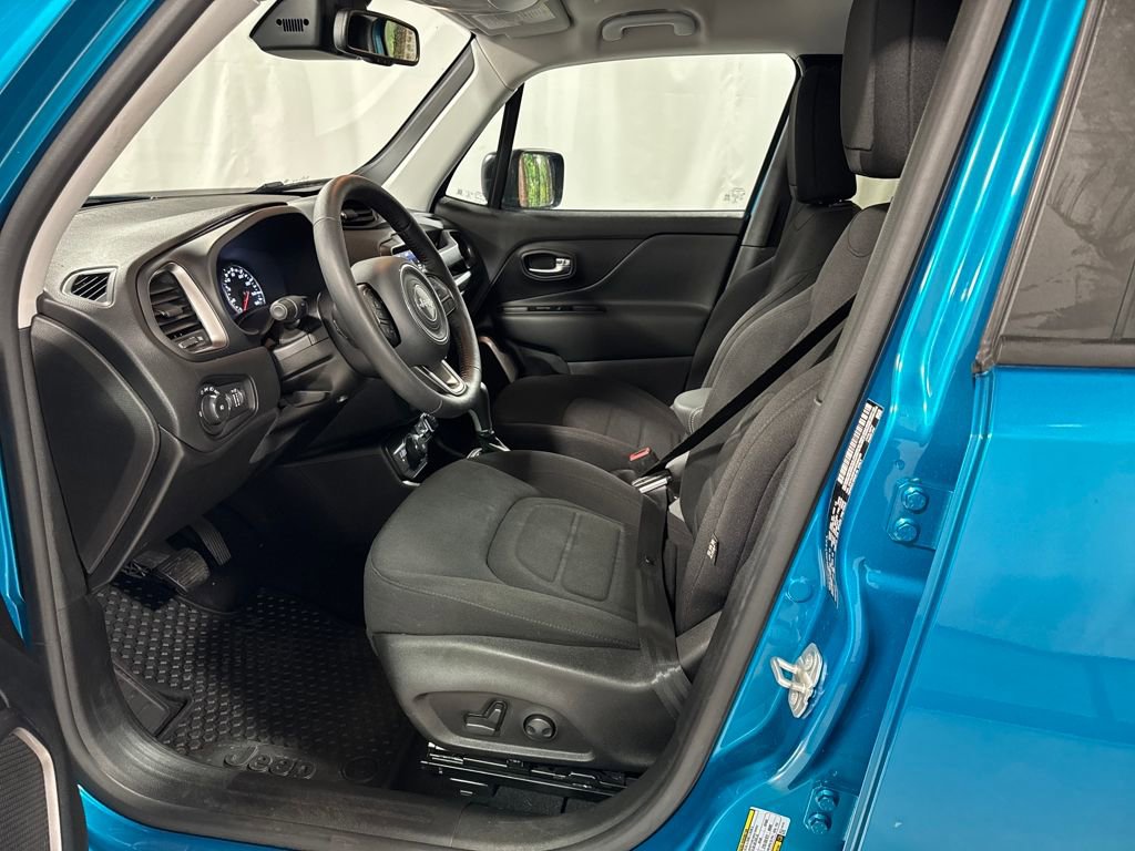 Used 2022 Jeep Renegade Latitude w/ Convenience Group AWD/4WD image 3