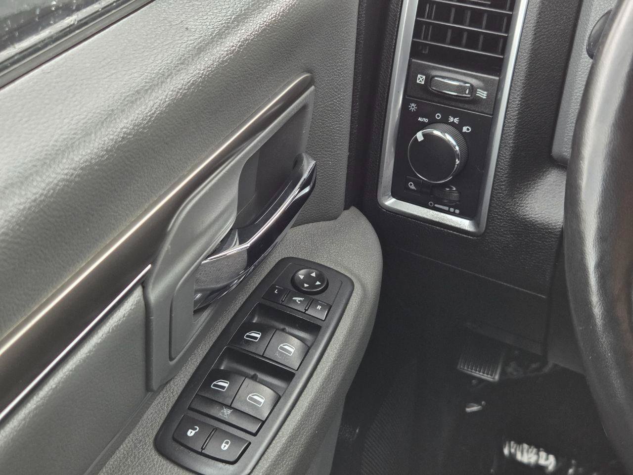 Used 2020 RAM 1500 Classic SLT w/ Luxury Group RWD image 27