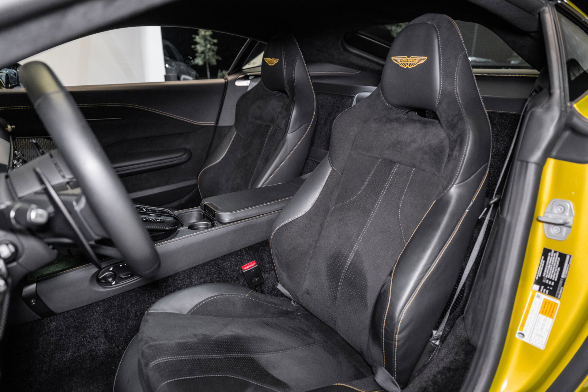 Used 2025 Aston Martin V8 Vantage Coupe image 12