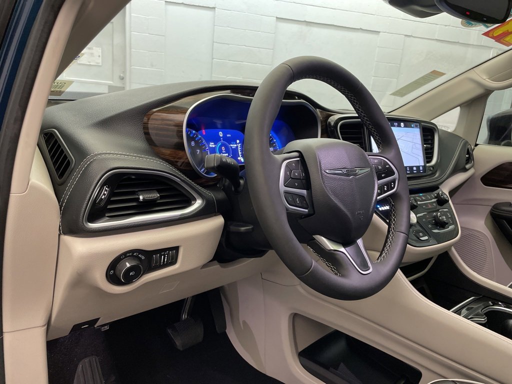 Certified 2024 Chrysler Pacifica Limited image 19