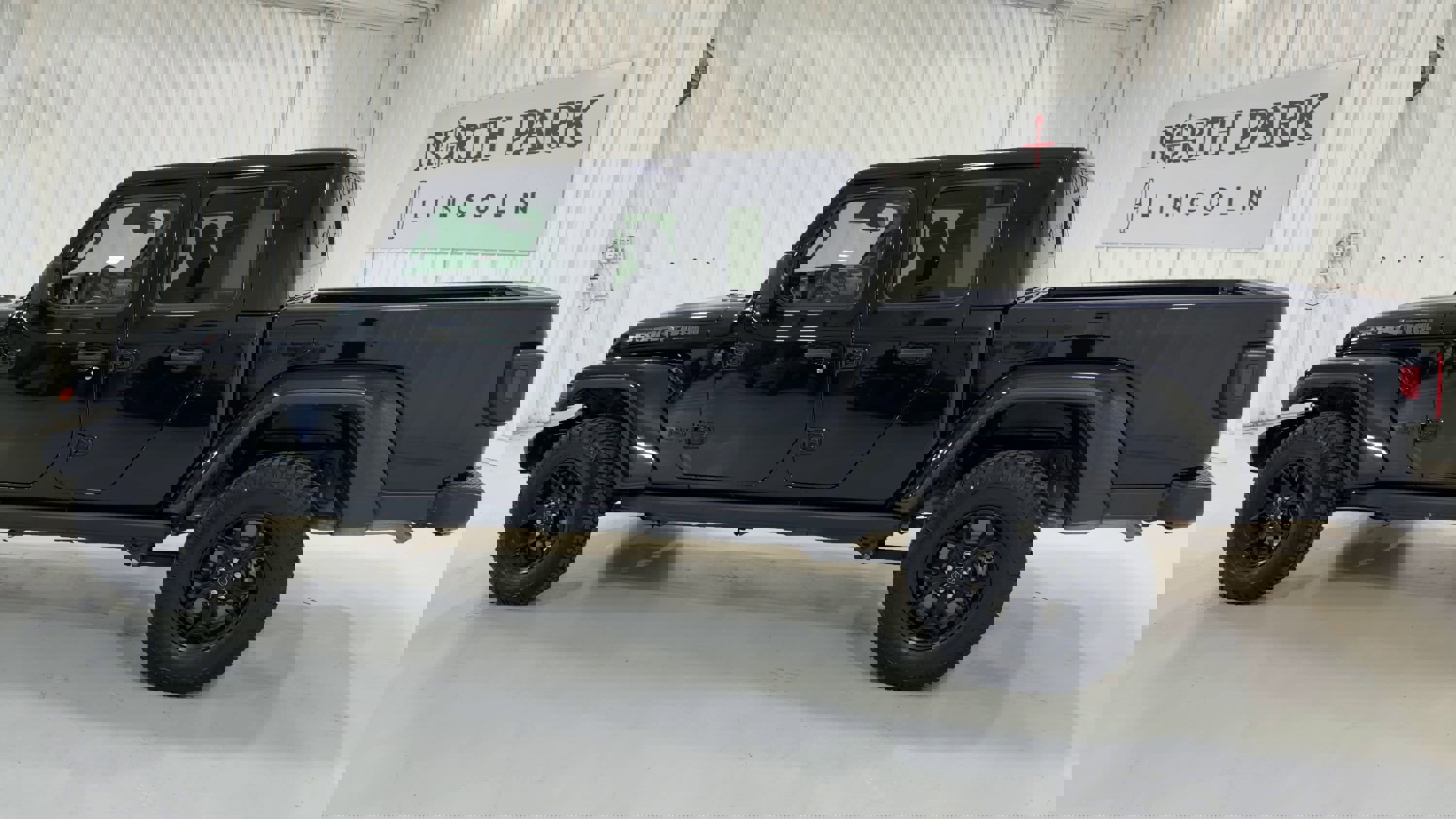 Used 2025 Jeep Gladiator Sport image 7