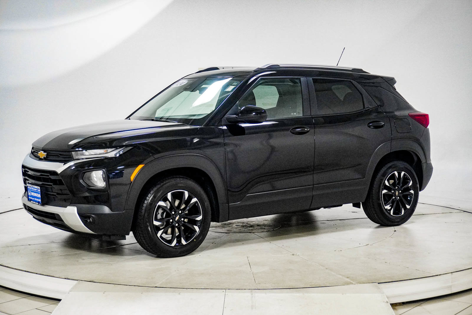 Used 2022 Chevrolet TrailBlazer LT w/ Convenience Package FWD image 3