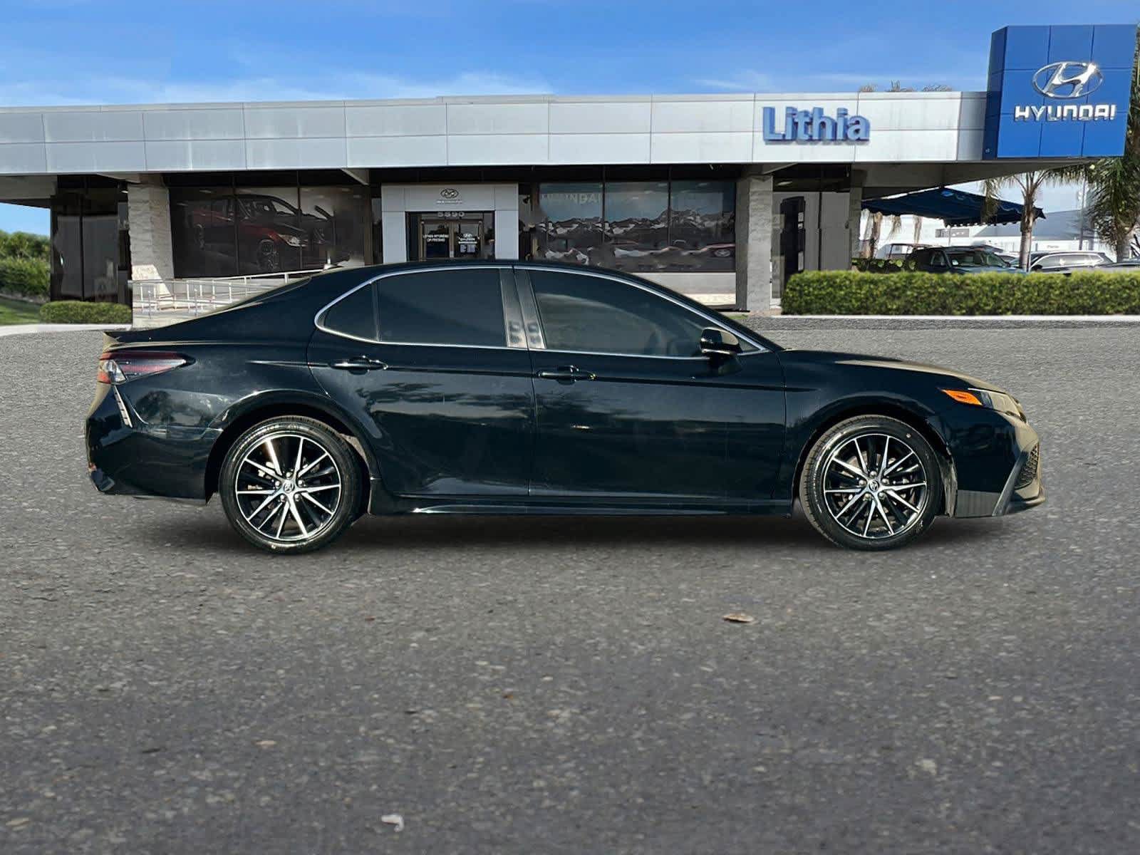 Used 2022 Toyota Camry SE FWD image 9