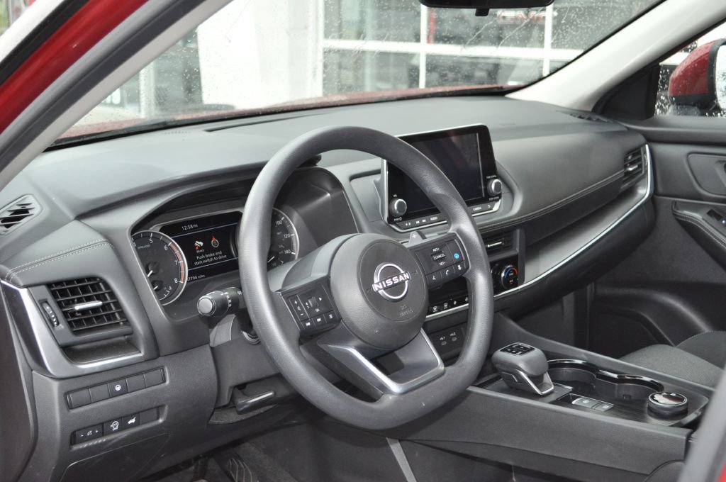 Used 2024 Nissan Rogue SV image 7