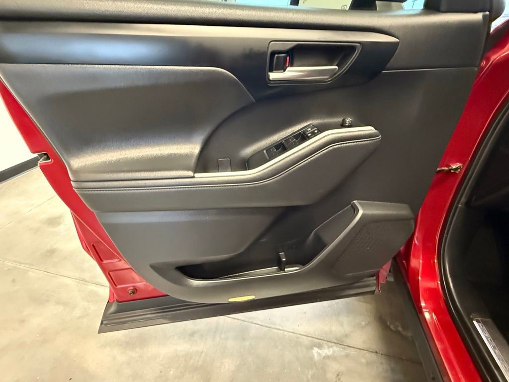 Used 2022 Toyota Highlander XLE image 19