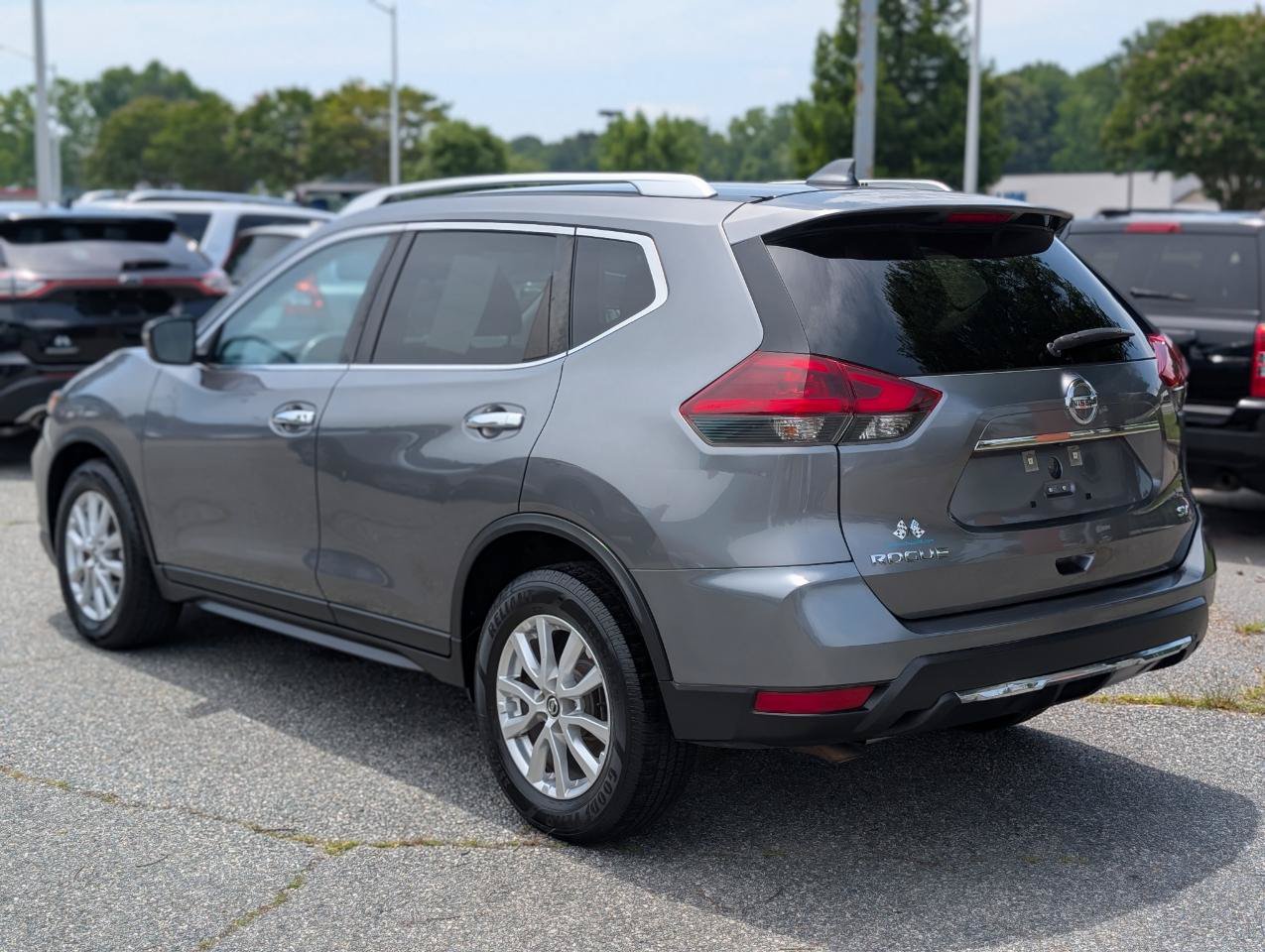 Used 2018 Nissan Rogue SV FWD image 4