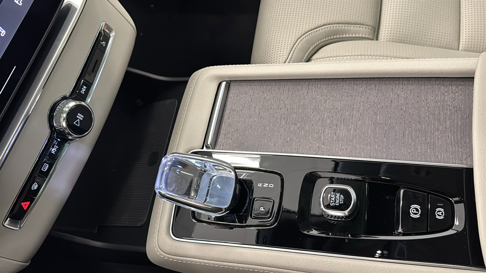 New 2026 Volvo XC90 T8 Ultra w/ Lounge Package AWD/4WD image 19