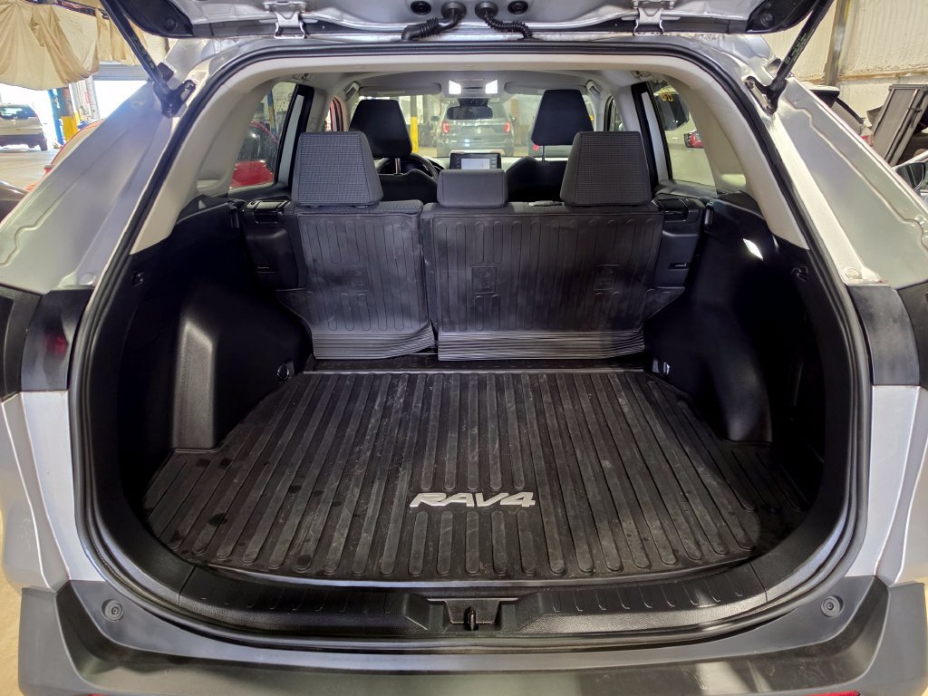 Used 2022 Toyota RAV4 LE AWD/4WD image 8
